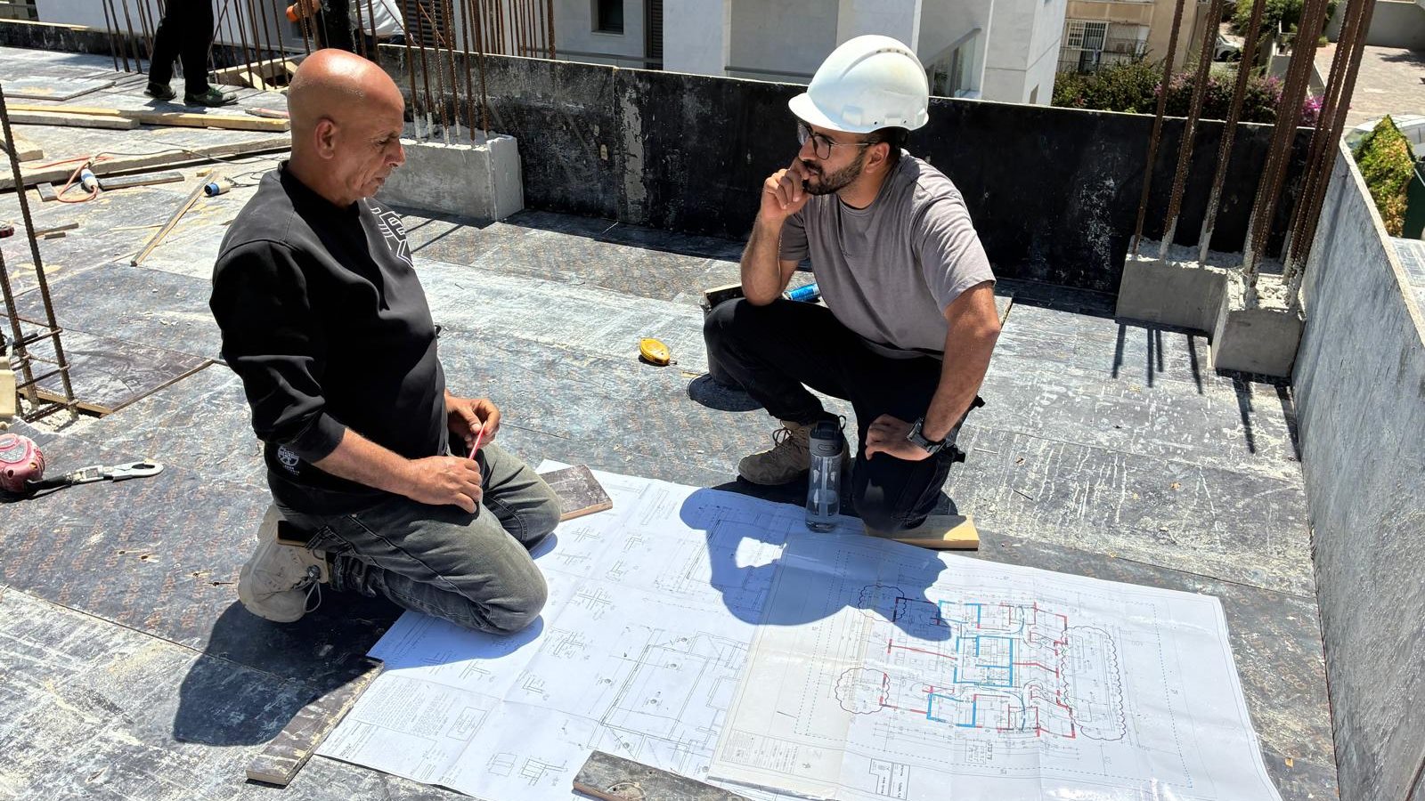 מתנאל ארצי בפיקוח באתר בנייה, מול התוכניות
